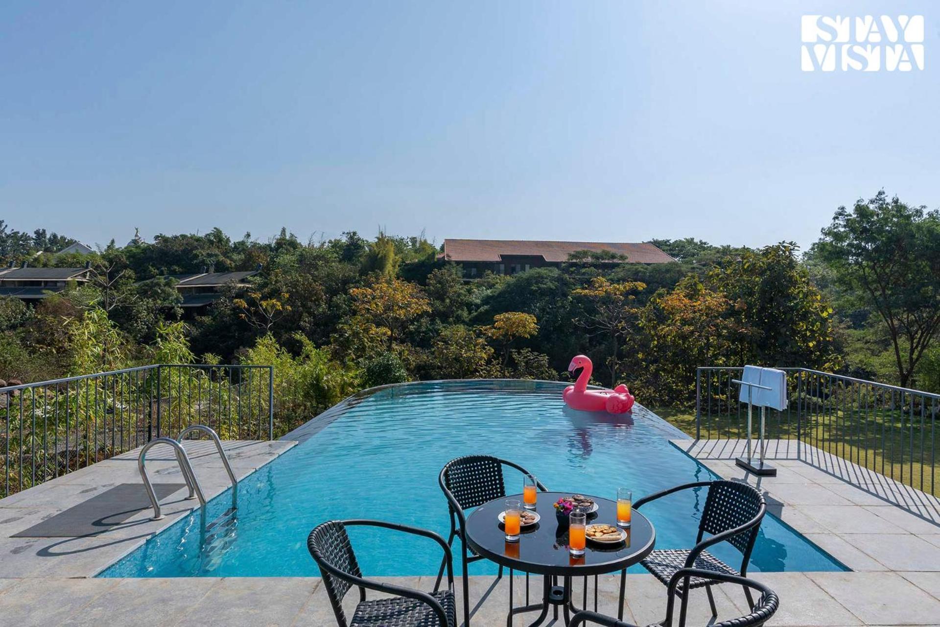 Stayvista'S Celeste Villa - Hill-View Retreat With Infinity Pool Нашик Екстериор снимка